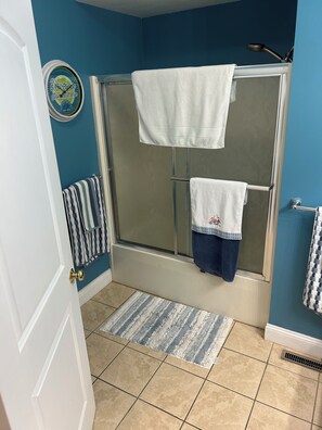 Dusche, Haartrockner, Handtücher, Seife