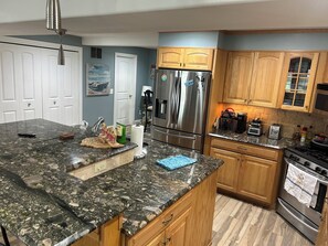 Fridge, microwave, oven, stovetop - Comfy lake home on the water mins from cp, sports force, downtown and the jet (Sandusky)