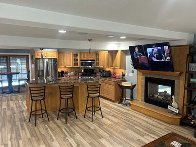 Comfy lake home  on the water mins from cp, sports force, downtown and the jet