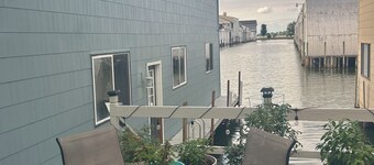 Comfy lake home  on the water mins from cp, sports force, downtown and the jet