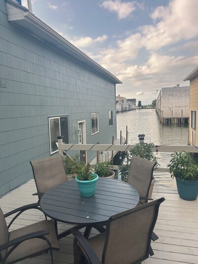 Comfy lake home  on the water mins from cp, sports force, downtown and the jet