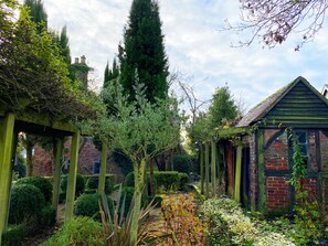 House | Property grounds - Inviting 5-bed Farmhouse Near Ironbridge (Telford)