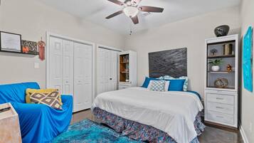 2 soveværelser, pengeskab på værelset, skrivebord, strygejern/strygebræt