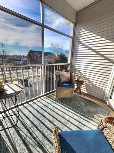 Beach condo- top floor, dog friendly, pool. 2 bed, 2 bath, pull out couch.