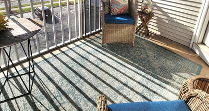 Beach condo- top floor, dog friendly, pool. 2 bed, 2 bath, pull out couch.