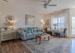 TV, video games, books - Beach condo- top floor, dog friendly, pool. 2 bed, 2 bath, pull out couch. (Lewes)