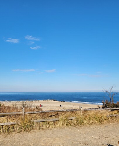 Beach condo- top floor, dog friendly, pool. 2 bed, 2 bath, pull out couch.