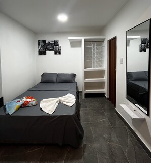 1 habitación, tabla de planchar con plancha, wifi y ropa de cama 