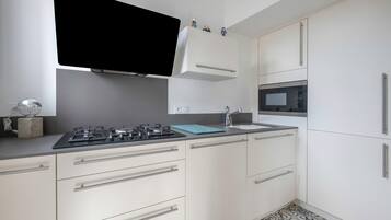 Réfrigérateur, micro-ondes, four, lave-vaisselle