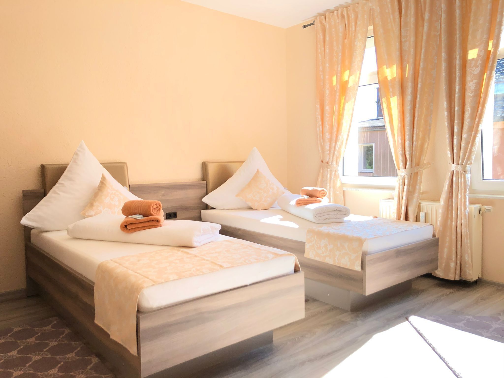 9 室のベッドルーム、デスク、アイロン / アイロン台、WiFi (無料)