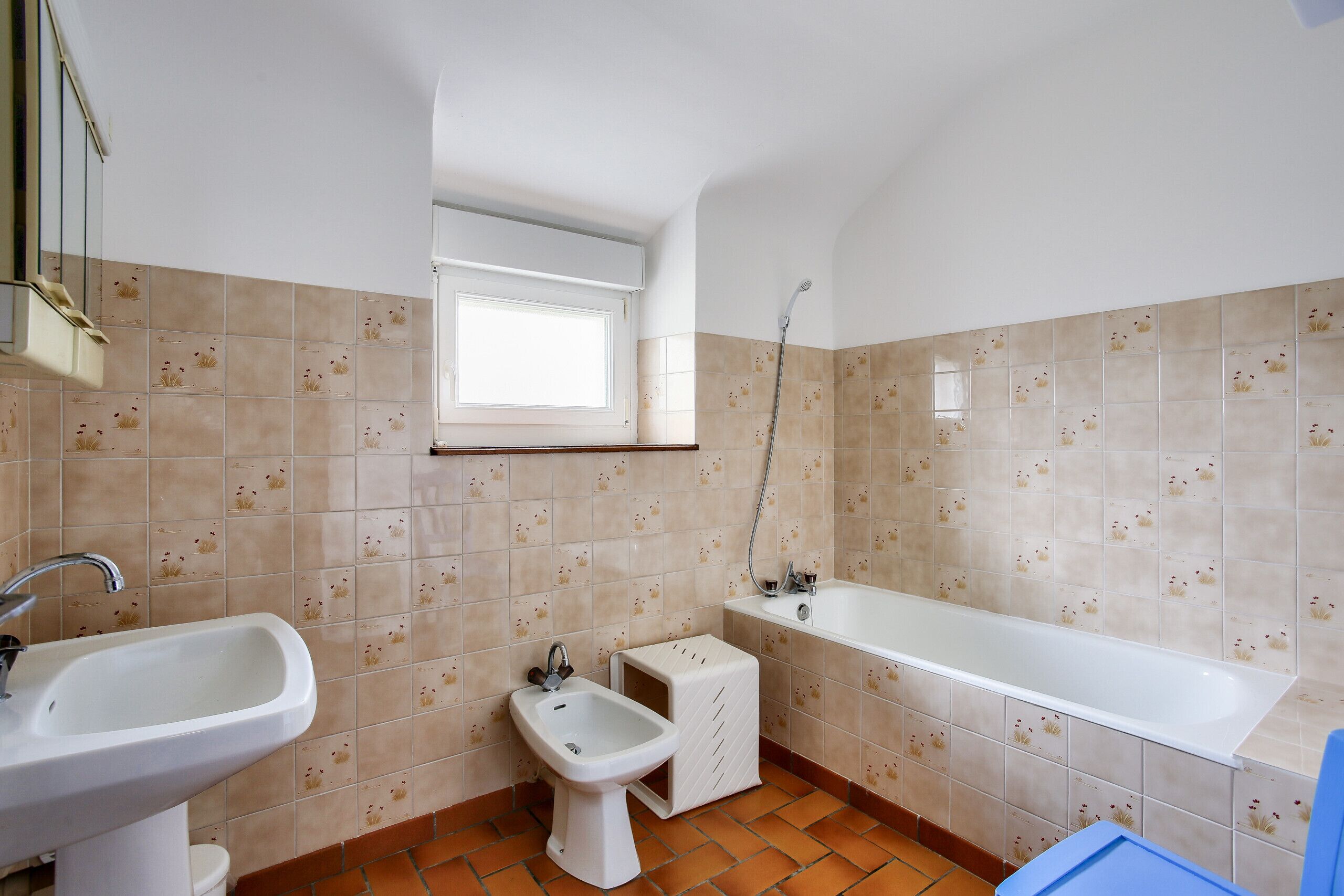 Une salle de bain équipée d’un lavabo, d’un bidet et d’une baignoire.