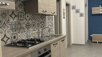 Kylskåp, ugn, spishäll och kaffe- och tebryggare