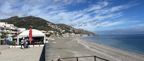 På stranden