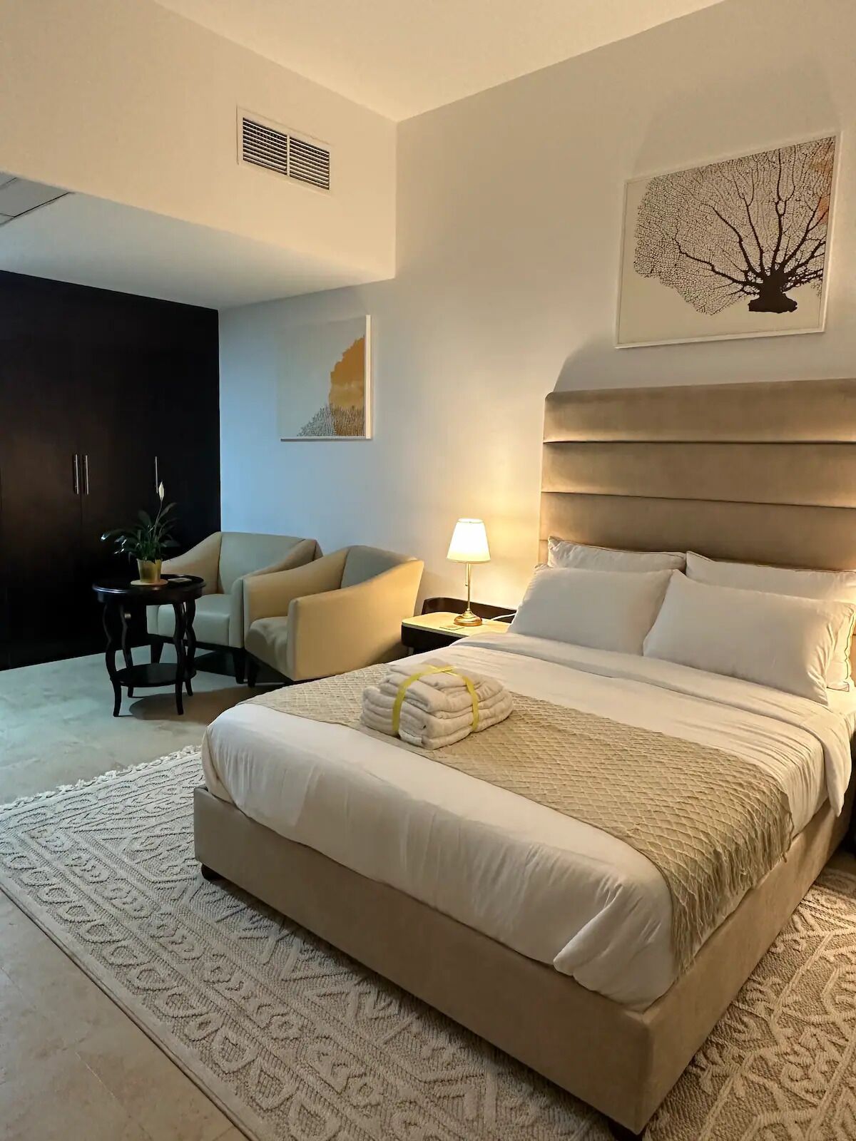 1 dormitorio, escritorio, tabla de planchar con plancha y wifi