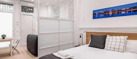 1 chambre, fer et planche à repasser, accès Internet, draps fournis