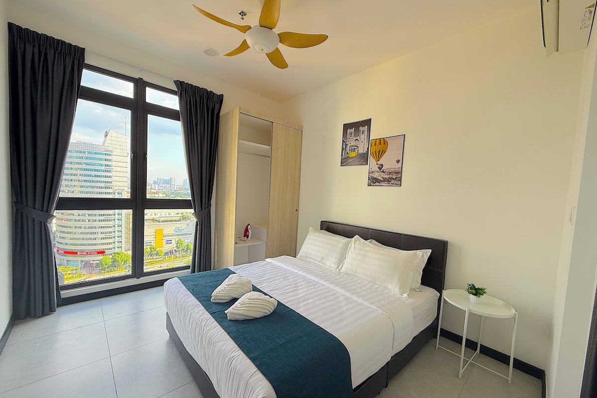 Premium appartement, 2 slaapkamers, koelkast, uitzicht op stad | 2 slaapkamers, luxe beddengoed, individueel gedecoreerd