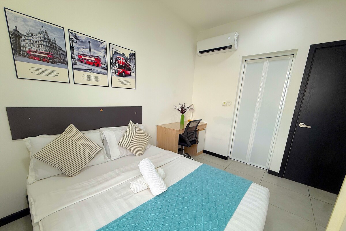 Superior Apartment, 2 Bedrooms, Refrigerator & Microwave, City View | Egyptian cotton sheets, premium bedding, pillowtop beds, soundproofing