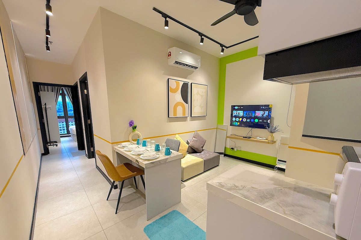 Comfort appartement, 2 slaapkamers, koelkast, uitzicht op stad | Woonruimte | Een 43-inch smart-tv met digitale zenders