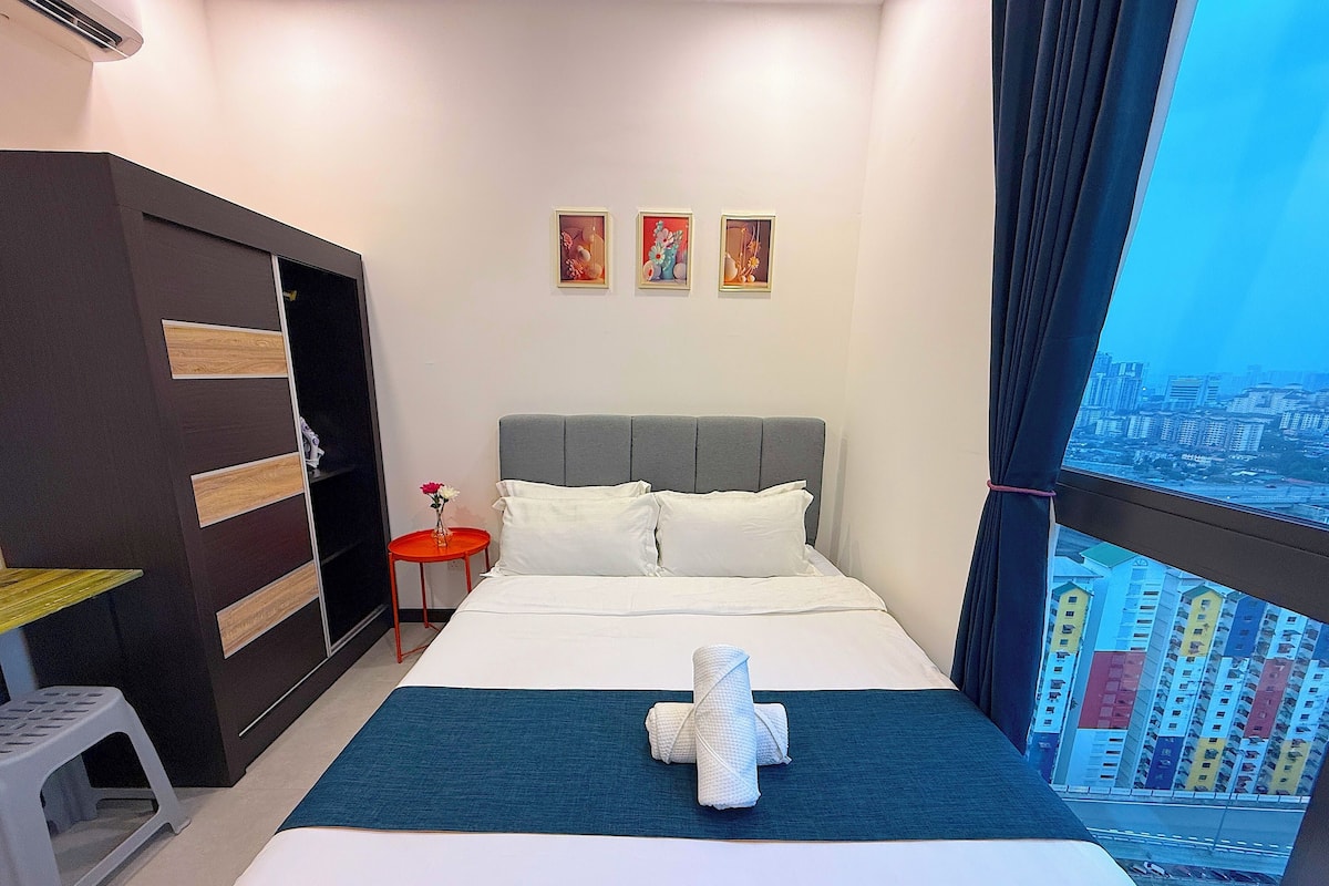 Deluxe appartement, 2 slaapkamers, koelkast en magnetron, uitzicht op stad | 2 slaapkamers, luxe beddengoed, individueel gedecoreerd