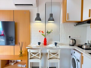 Classic Apartment, Non Smoking, Courtyard View | In-room dining