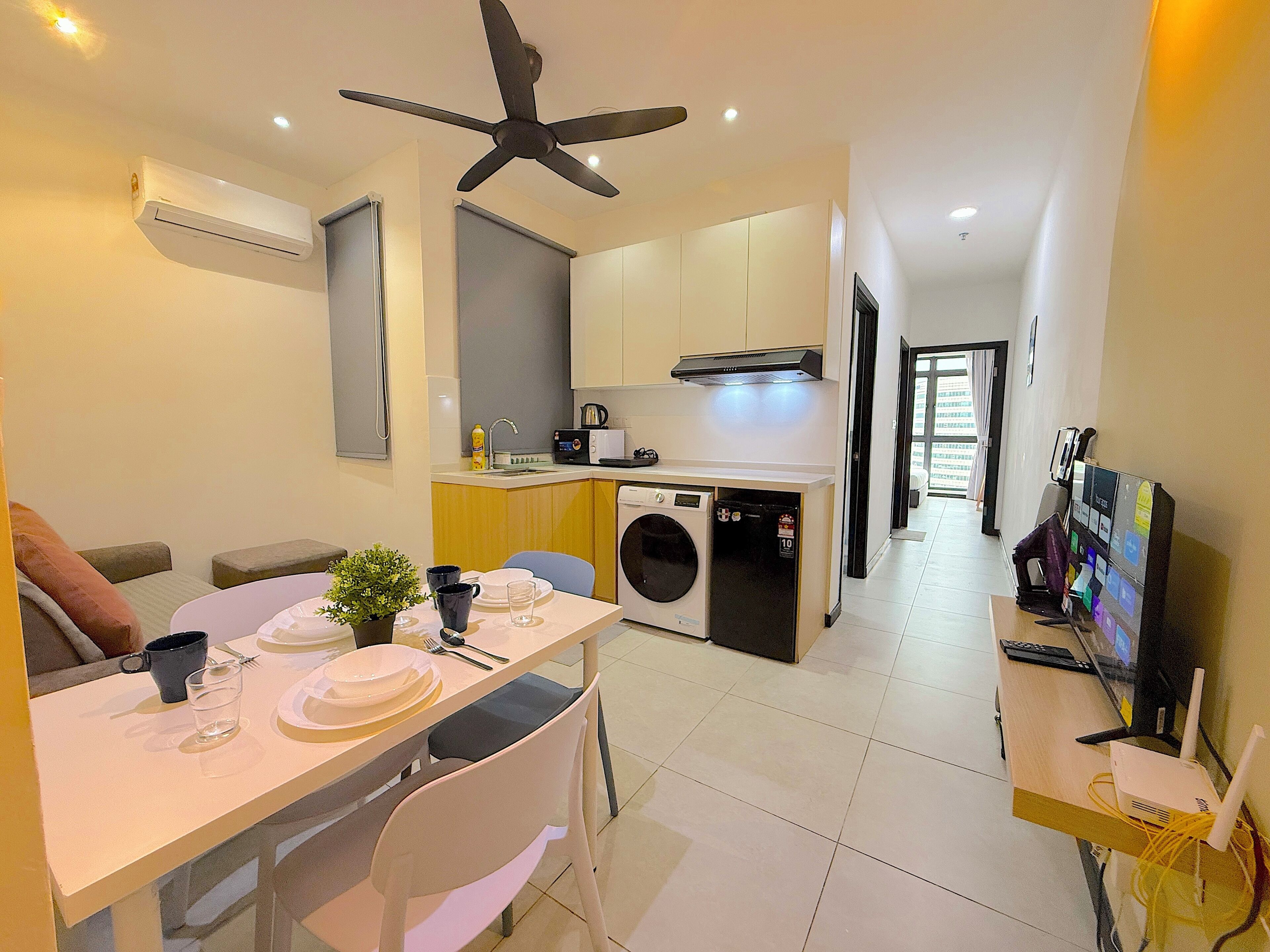 Familieleilighet, 2 soverom, kjøleskap og mikrobølgeovn, byutsikt | Oppholdsområde | En 42-tommers smart-TV med digitale kanaler