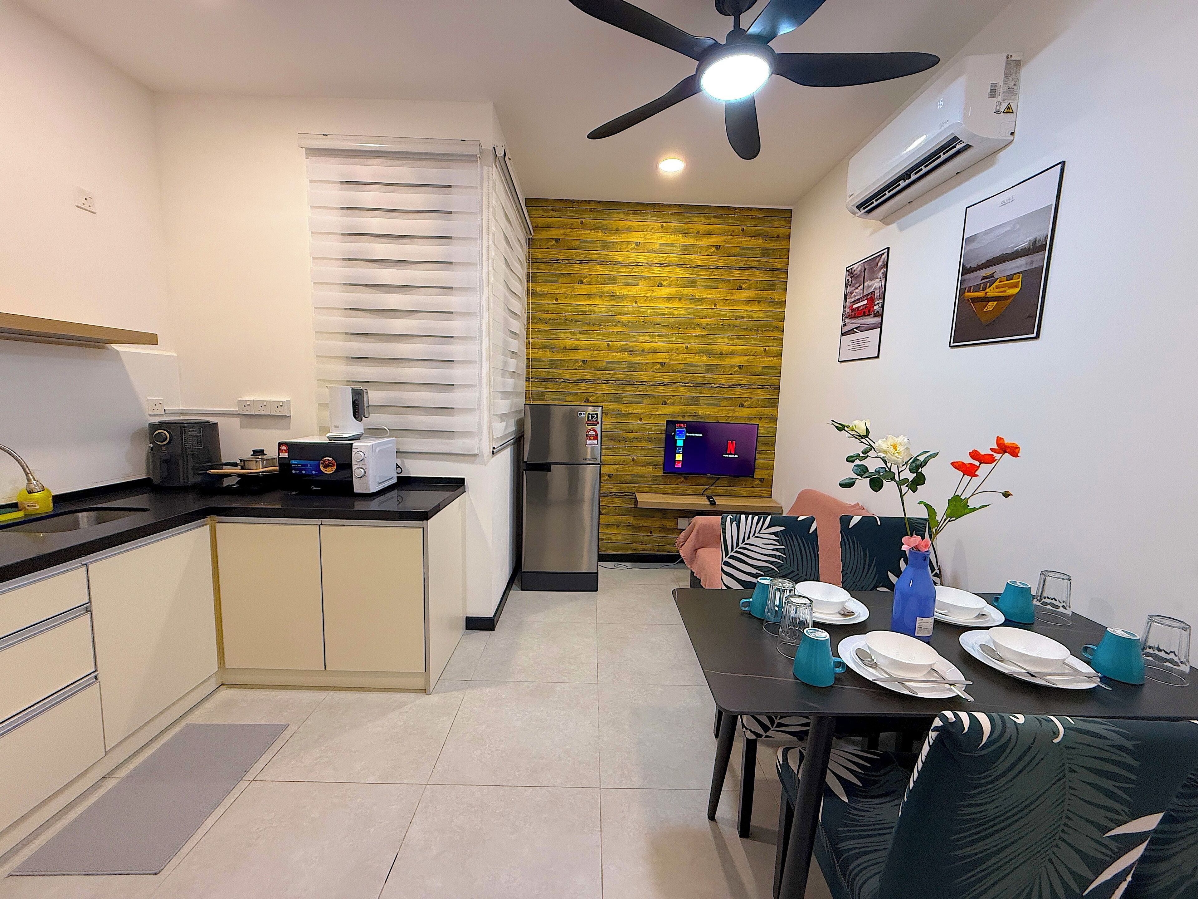 Leilighet – deluxe, 2 soverom, kjøleskap og mikrobølgeovn, byutsikt | Oppholdsområde | En 42-tommers smart-TV med digitale kanaler