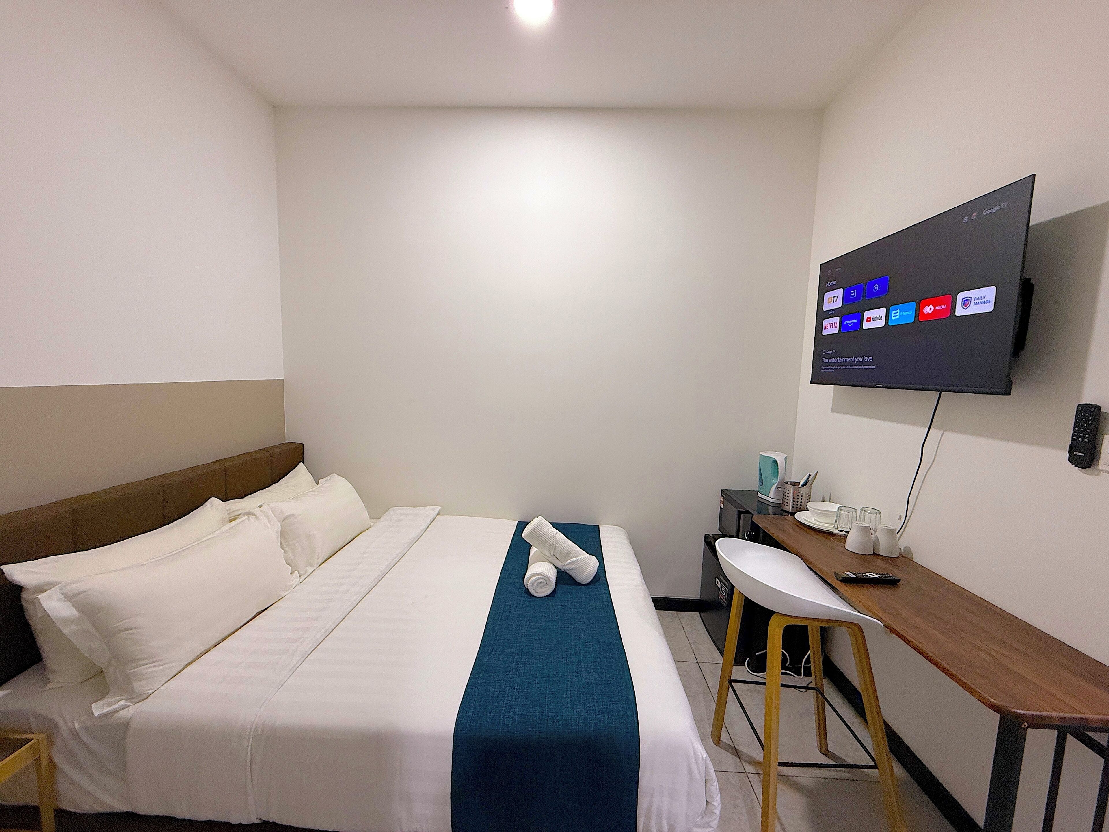 Suite – deluxe, 1 queensize-seng, ikke-røyk, privat bad | Sengetøy av topp kvalitet, individuelt dekorert og individuelt innredet