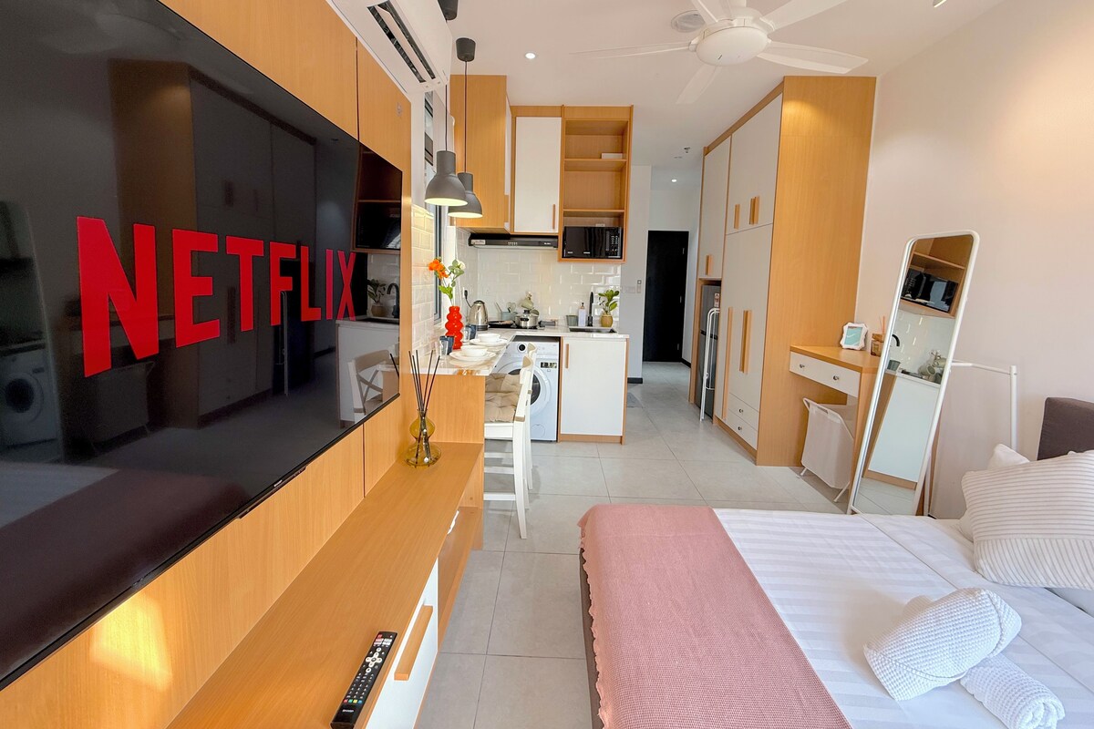 Grand Studio, 1 Queen Bed, Non Smoking, City View | Egyptian cotton sheets, premium bedding, pillowtop beds, soundproofing