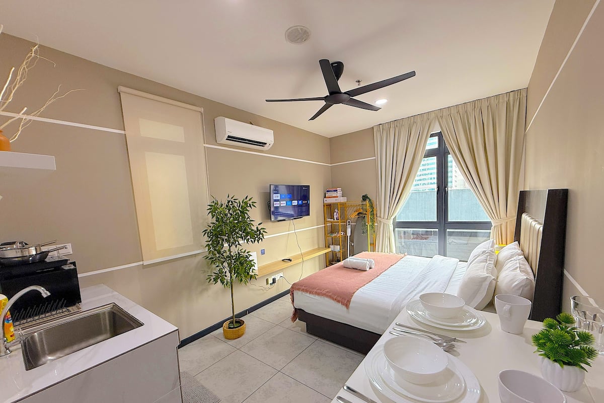 Departamento ejecutivo, 1 habitación, para no fumadores, refrigerador y microondas | Ćrea de sala de estar | Smart TV de 42 pulgadas con canales digitales