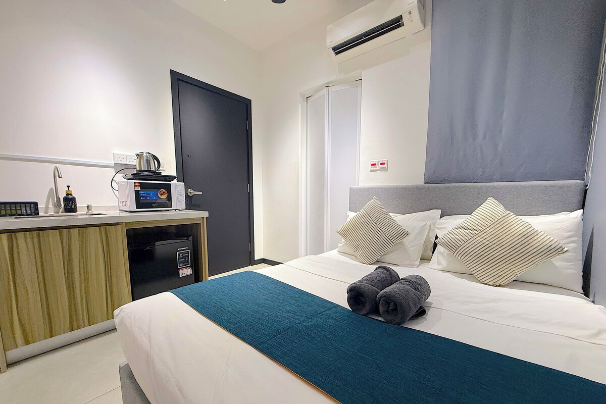 Junior Suite, 1 Bedroom, Non Smoking, Allergy Friendly | Egyptian cotton sheets, premium bedding, pillowtop beds, soundproofing