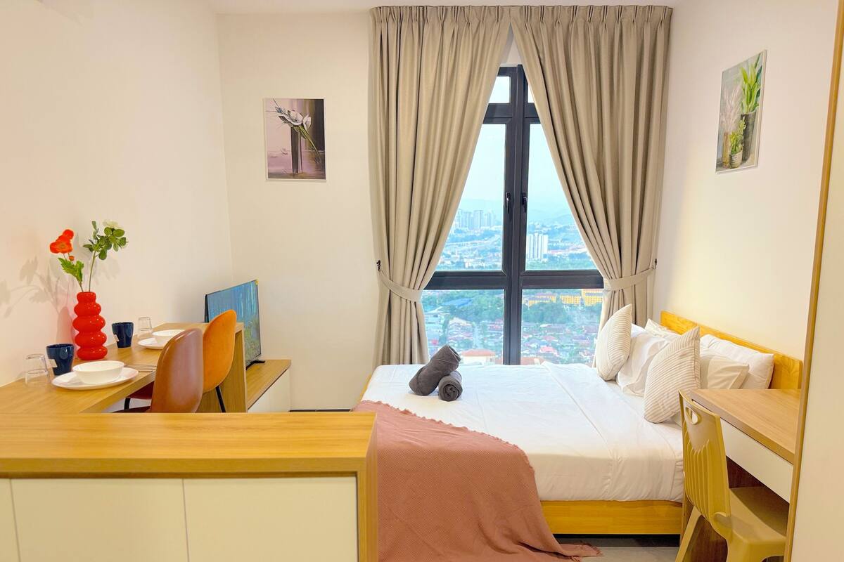Business Studio, Non Smoking, Refrigerator & Microwave | Premium bedding, soundproofing, iron/ironing board, WiFi (free)