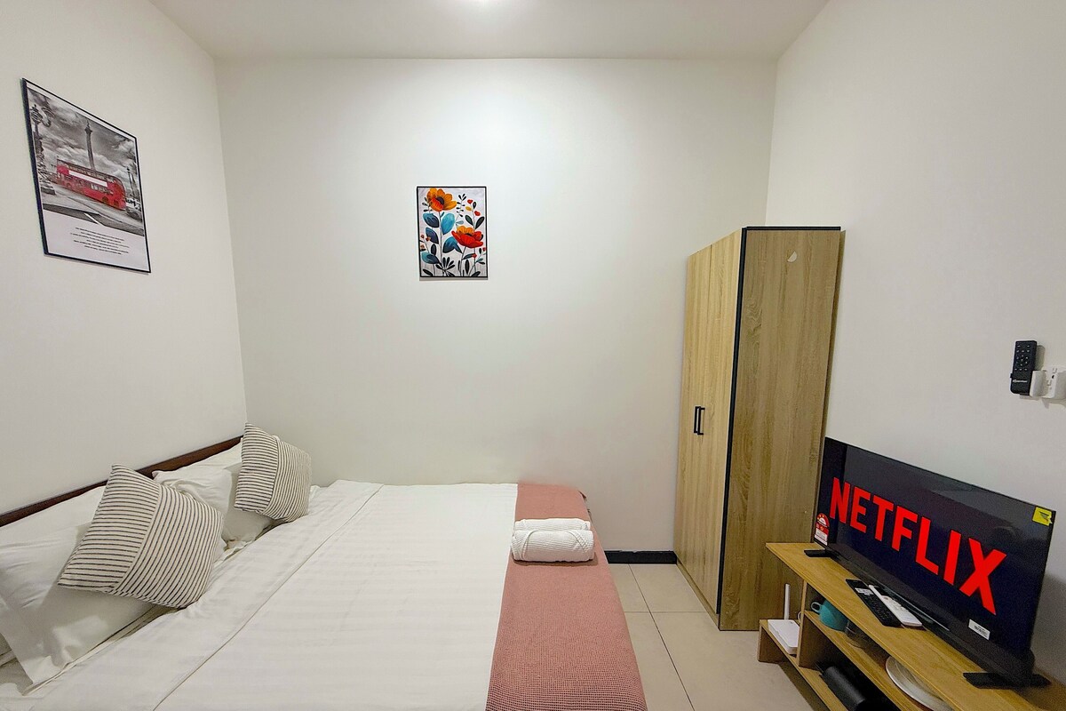 Panoramic Suite, 1 Queen Bed, Private Bathroom | Premium bedding, pillowtop beds, soundproofing, iron/ironing board