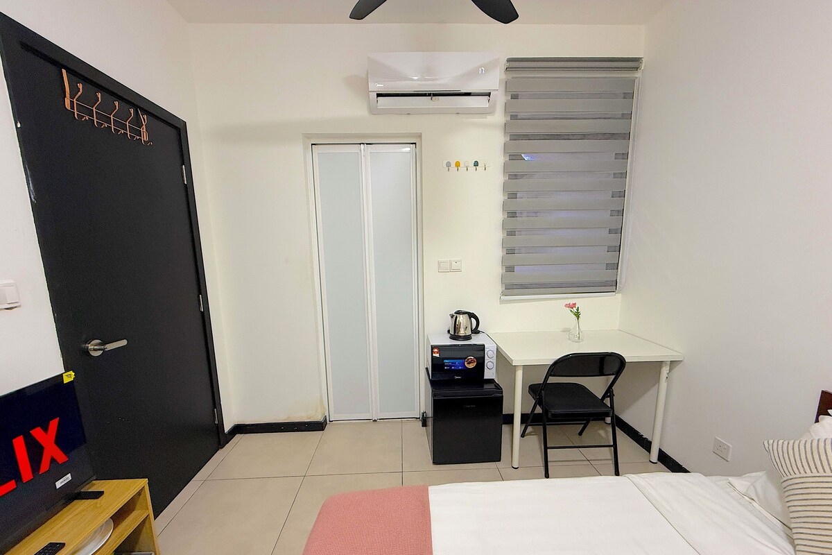 Panoramic Suite, 1 Queen Bed, Private Bathroom | Egyptian cotton sheets, premium bedding, pillowtop beds, soundproofing