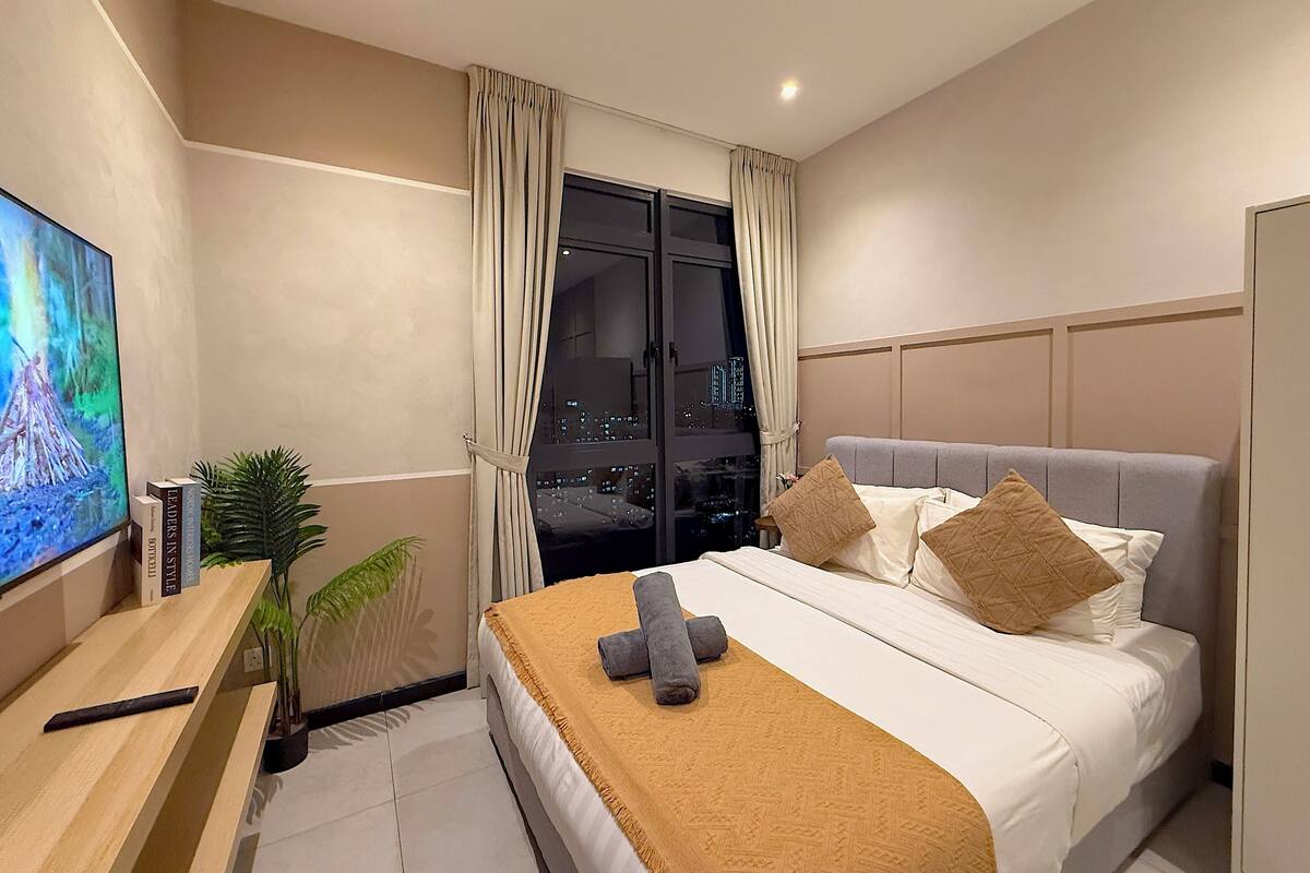 Royal Apartment, 1 Bedroom, Non Smoking, Refrigerator & Microwave | Premium bedding, soundproofing, iron/ironing board, WiFi (free)
