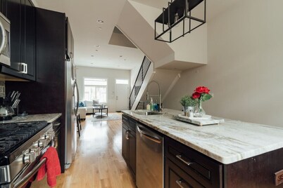 Roof Deck Oasis Top Rated Airbnb near PENN & CHOP