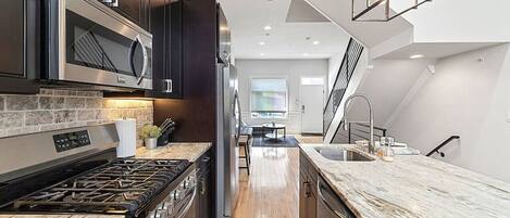 Refrigerador, microondas, horno y parrilla de estufa