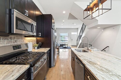 Roof Deck Oasis Top Rated Airbnb near PENN & CHOP