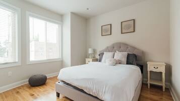 4 bedrooms, desk, iron/ironing board, travel crib