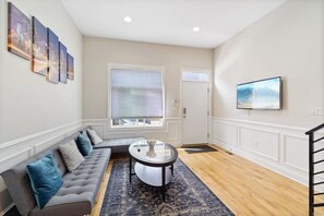 Smart TV - Roof Deck Oasis Top Rated Airbnb near PENN & CHOP (Philadelphia)