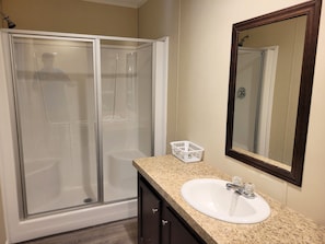 Shower, towels, soap, shampoo - DB-15: 3 BR/2 Bath Mfd. House, Tons of Space, Walk to the Beach, Dogs OK! (Port Aransas)