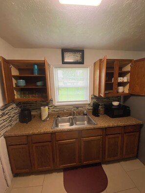 Fridge, microwave, oven, stovetop - “Cozy Diamond on the Corner” (Port Arthur)