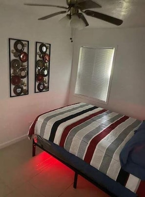 3 bedrooms, free WiFi, bed sheets, wheelchair access - “Cozy Diamond on the Corner” (Port Arthur)