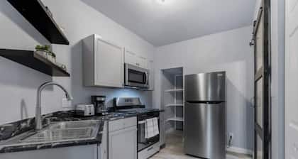 Beautiful fully remodeled 1 bd apt w King size bd