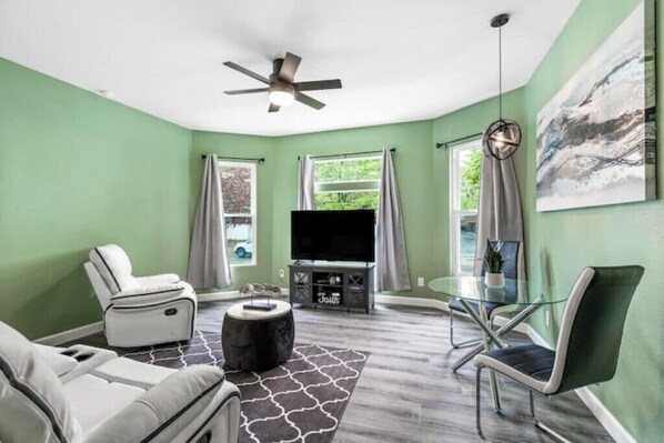 Smart TV - Beautiful fully remodeled 1 bd apt w King size bd
(Erie)