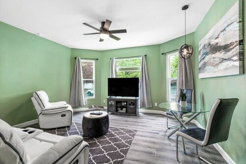 Beautiful fully remodeled 1 bd apt w King size bd
