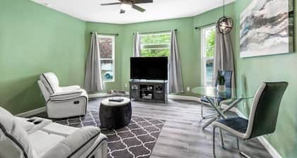 Beautiful fully remodeled 1 bd apt w King size bd