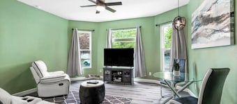 Beautiful fully remodeled 1 bd apt w King size bd