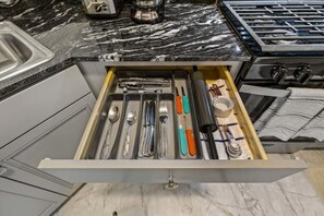 Fridge, microwave, oven, stovetop - Beautiful fully remodeled 1 bd apt w King size bd
(Erie)