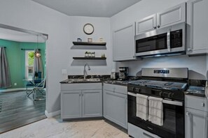 冷蔵庫、電子レンジ、オーブン、コンロ