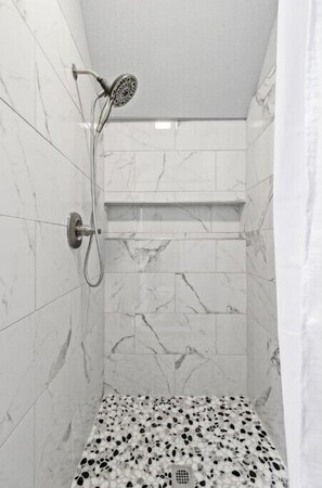 Hair dryer, towels, soap, shampoo - Beautiful fully remodeled 1 bd apt w King size bd
(Erie)